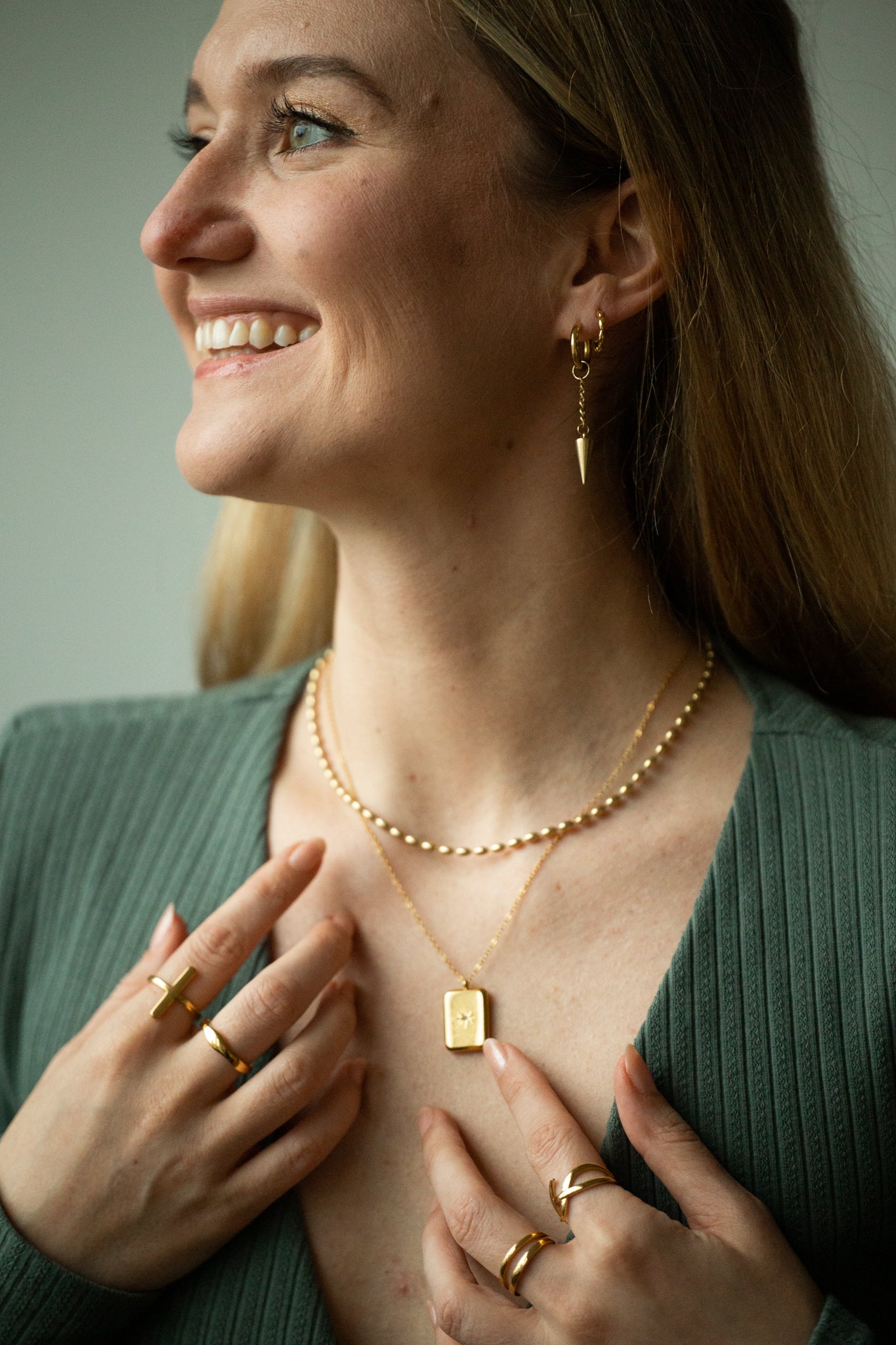 Daisy 18K Huggies