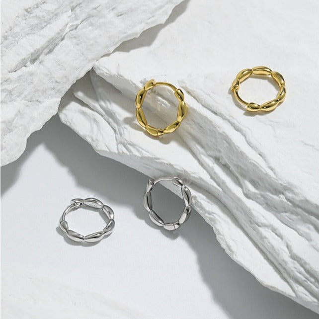Daisy 18K Huggies