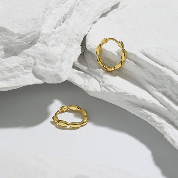 Daisy 18K Huggies
